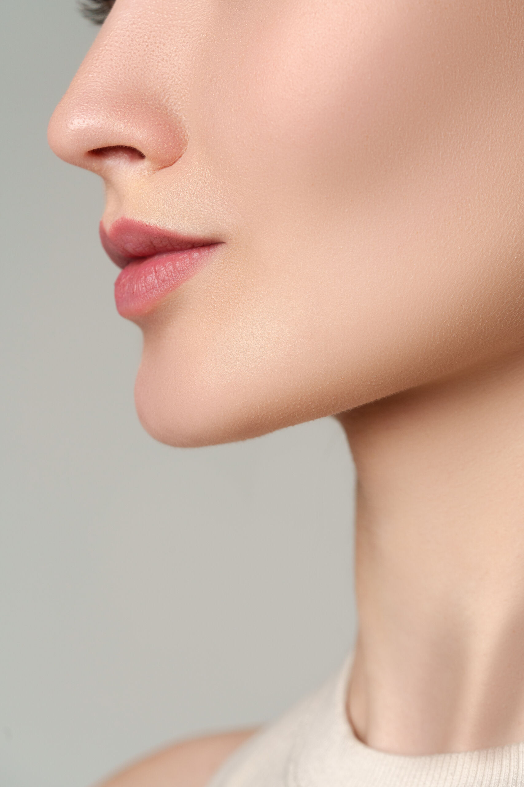 Cerrar up of pink natural female lips — Reface Studio