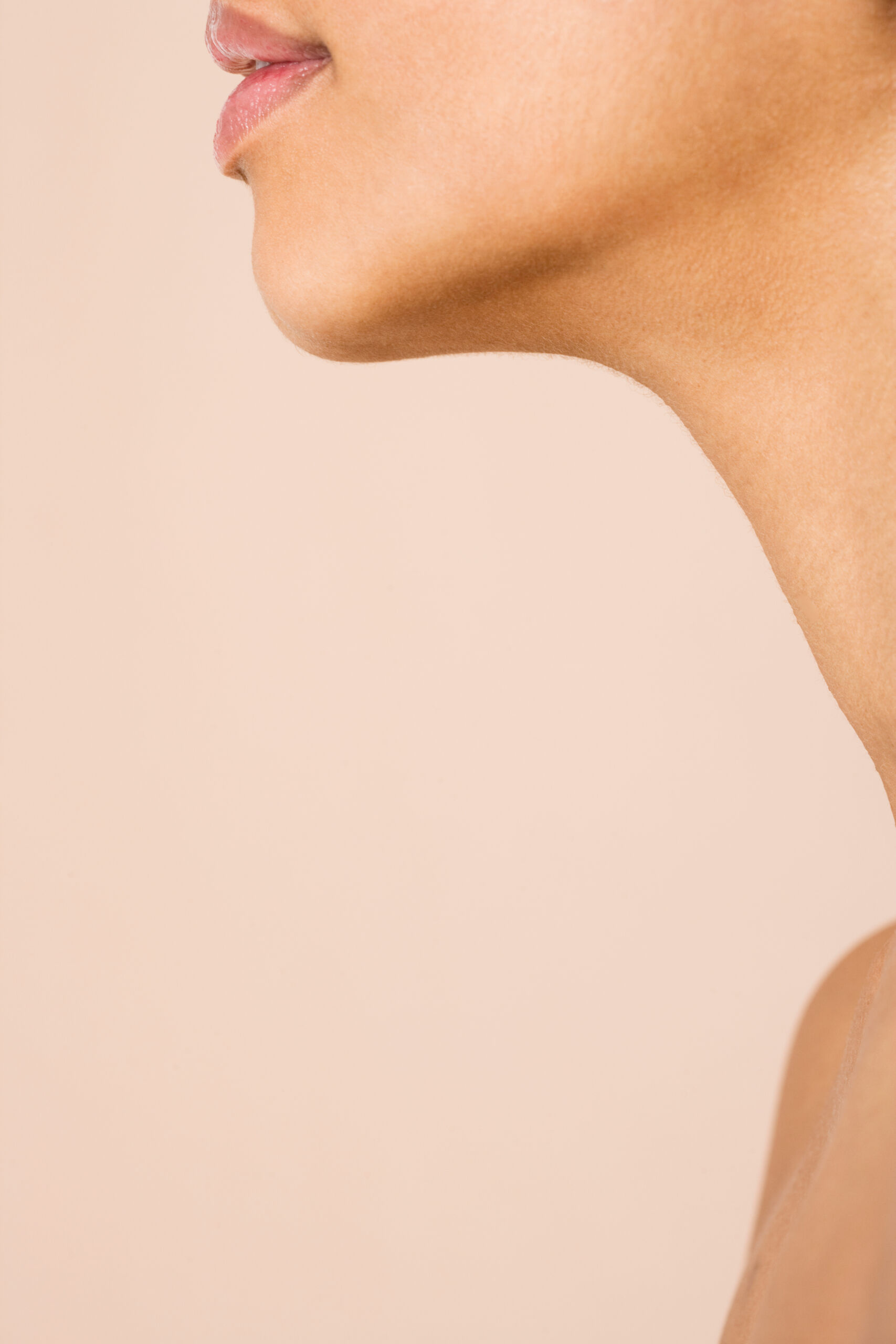 Cerrar up side view of a womans face 2026 01 11 09 52 51 utc — Reface Studio